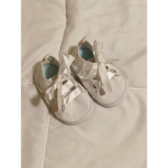 NWOT! White Eyelet Soft Shoes - Picture 4 of 4